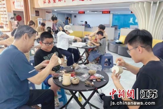 永生花DIY亲子课堂。米兰社区 供图