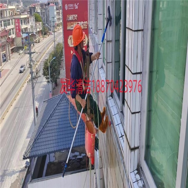 高楼外墙清洗卫生间防水广告布安装专业团队服务保障