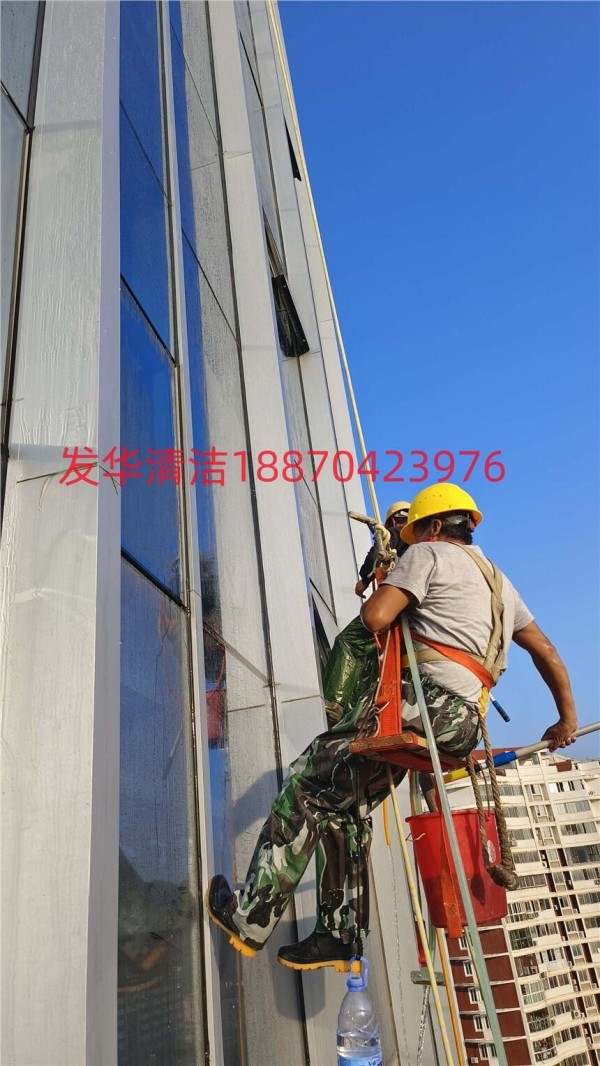 高楼外墙清洗卫生间防水广告布安装专业团队服务保障