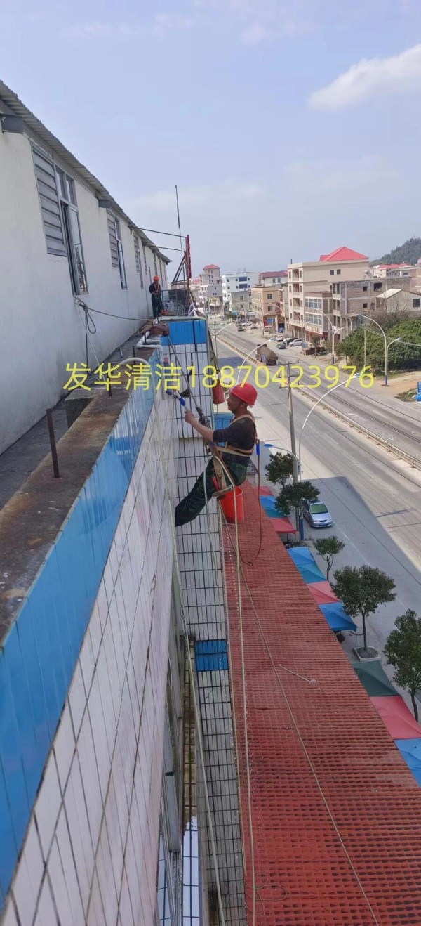 高楼外墙清洗卫生间防水广告布安装专业团队服务保障