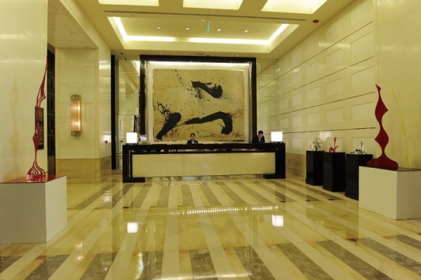 占领大堂前台背墙的秦风作品《欲望风景》是四季酒店艺术品的核心，大堂则辅以艾希里曼的装置作品 