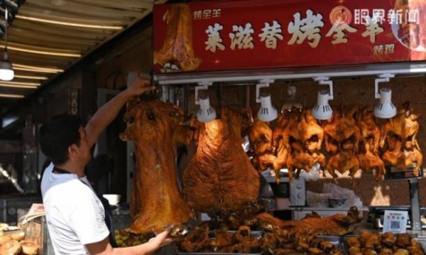 乌鲁木齐马拉松开启跑步+逛街模式 美食美景全体验