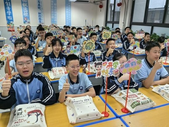 远东一中开学报到日充满诗意与温情。记者 王燕摄