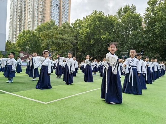 西电实验小学一年级新生在老师的带领下学写“人”字，领悟做人做事的道理。记者 王燕摄