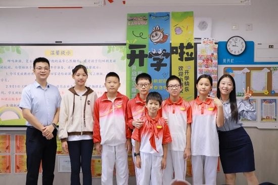 我们开学啦！高新十五小师生合影定格这一美好时刻（记者 程静摄）