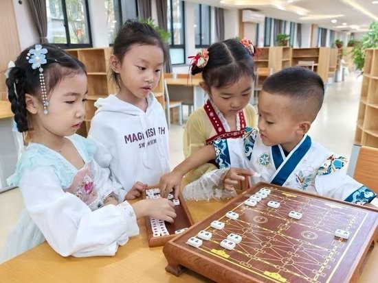 莲湖第二学校的一年级新生在“探秘之旅”中感知校园文化。学校供图