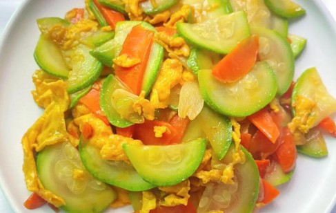 西葫芦炒鸡蛋制作方法，口感清爽鲜嫩，适合快手烹饪