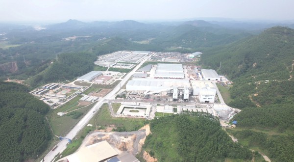 可容纳5000名建设者的“运河小镇”依山傍水。