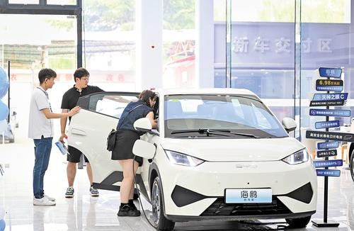 日前，市民在邢台市襄都区一家比亚迪4S店选购新能源汽车。 本报记者 赵永辉摄