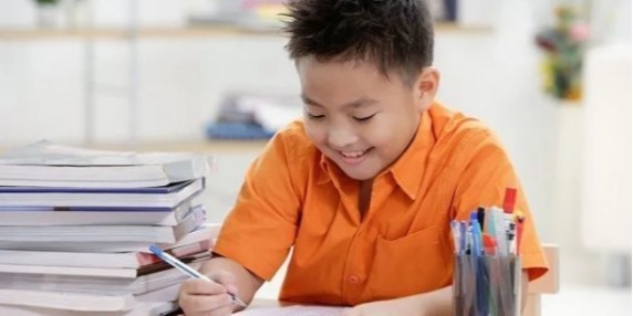 提升学生宿舍管理水平，教育培训机构学生管理系统，提供温馨居住环境，方便学习生活。提升学生宿舍管理水平，教育培训机构学生管理系统，提供温馨居住环境，方便学习生活学生宿舍不仅仅是一个住宿的地方，更是每个学子在求学过程中，心灵成长与自我塑造的重要空间。随着教育培训机构对学生管理要求的不断提升，优化宿舍管理水平成为了实现优质教育环境的关键一步。这不仅关乎到学生的生活质量，更影响到他们的学习效率与心理健康。在现代教育培训机构中，一个高效的学生管理系统能为宿舍管理带来极大的便利。通过先进的信息化管理手段，教育机构可以更精准地掌握每个学生的居住情况、生活需求以及个人习惯，从而制定出更符合学生实际情况的管理方案。这种系统化的管理方式，不仅提升了宿舍的管理效率，也让每一位学生都能享受到更加个性化和人性化的服务。一个温馨的居住环境，是学生在学习和生活中不可或缺的一部分。提升学生宿舍管理水平的首要任务，是要确保宿舍环境的舒适性与安全性。整洁的宿舍空间，舒适的床品，充足的学习空间，这些都直接影响着学生的生活体验。良好的居住环境能够让学生在放松心情的同时，更好地集中精力于学业，为他们提供了一个良好的学习氛围。除此之外，合理的宿舍设施配置也是提升宿舍管理水平的关键因素之一。现代化的学生宿舍不仅要满足基本的住宿需求，还要兼顾到学习和娱乐的多重功能。设施的完善与功能的多样化，能够更好地支持学生在学习和生活中的不同需求。例如，设有学习区、休闲区的宿舍设计，能够让学生在放松之余保持高效的学习状态。为了进一步优化宿舍管理，教育培训机构应积极引入系统化的培训和管理模式。培训机构的管理者们通过定期的培训和指导，不断提升宿舍管理团队的专业素养和服务水平，使他们能够更好地应对日常管理中的各种问题。同时，建立完善的反馈机制，鼓励学生提出建议和意见，也有助于不断改进宿舍管理工作的各个方面。提升宿舍管理水平，不仅仅是为了创造一个舒适的住宿环境，更是为了让学生在学习和生活中获得全面的发展。通过优化管理体系、提升服务质量，教育培训机构能够为学生提供一个既温馨又高效的居住环境，帮助他们更好地适应学业压力，提升学习成绩，从而在个人成长的道路上迈出坚实的步伐。一个高质量的学生宿舍管理系统，不仅提升了学生的生活体验，更促进了他们在学习过程中的积极性和创造力。教育培训机构应不断探索和创新，将更多的关怀与细致融入到宿舍管理中，为每一位学生创造一个真正温馨的居住环境。这样的管理水平，不仅是对学生的关爱体现，更是对教育质量的全方位提升。