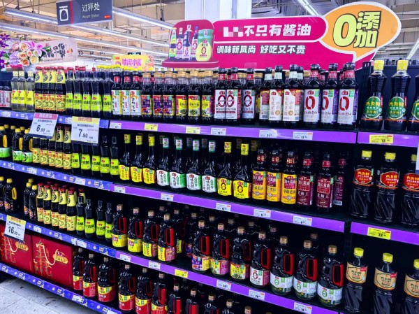 某超市的“零添加”调味品专区。孟刚/摄