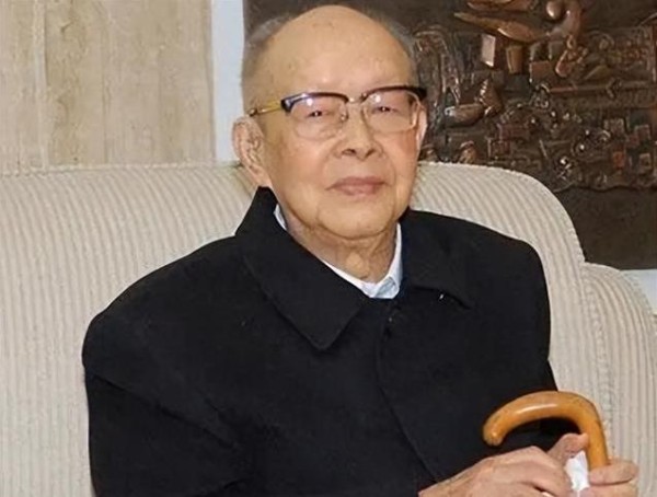 “拼音之父”周有光，112岁仙逝，不吃补品不运动，长寿秘诀有3点