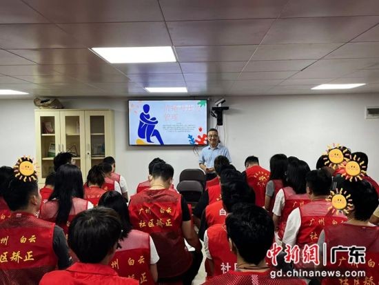 李永辉到三元里所讲解情绪与压力管理技巧。受访方 供图