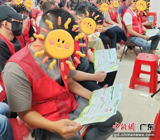 社区矫正对象阅读心理健康知识自助手册。受访方 供图