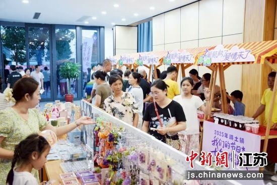 主题市集热闹非凡。璜土镇供图
