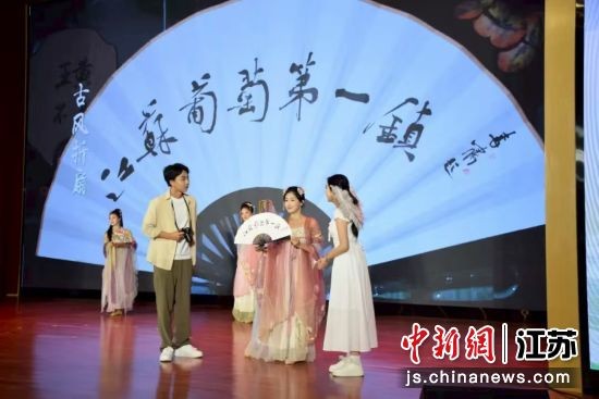活动现场的演出环节。璜土镇供图