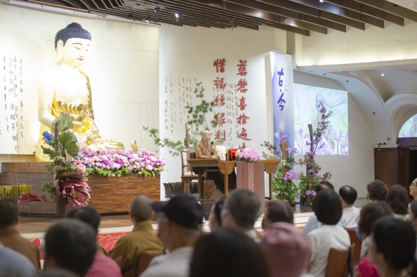 觉培法师举《妙法莲华经》里的「药草喻」、「三车喻」等教化菩萨的方法，指引大眾红尘世间修行路。(图/佛光山惠中寺提供)