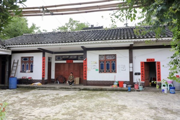 百里杜鹃普底乡迎丰村村民家的院坝一角。（本报记者 苏苇 摄）