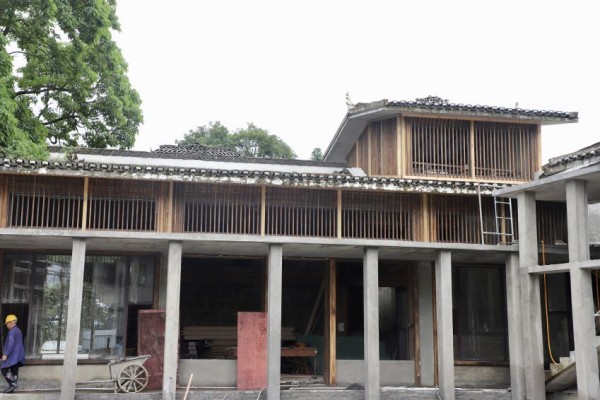 百里杜鹃普底乡迎丰村村民正在修建的民宿。（本报记者 苏苇 摄）
