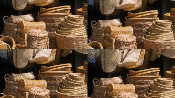 在泰国清迈的传统市场上展示的手工编织的篮子、托盘、帽子和编织袋的集合。商店出售手工制品，传统工艺，注