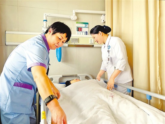 避免一人住院全家忙乱 “免陪照护”运行月余效果如何_fororder_基层之声版01_s