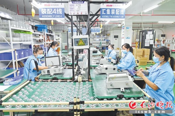 　　坐落于长沙经开区的恒电聚能在电力领域持续取得技术突破，智能配电网产品与有序充电解决方案均达到行业领先水平。　　长沙晚报全媒体记者 王志伟 摄