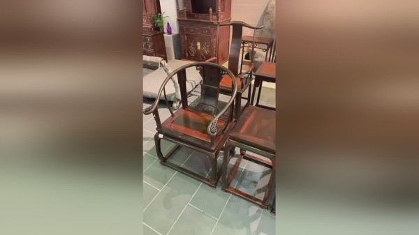 大红酸枝交趾黄檀大红酸枝皇宫椅是每个红木收藏家最喜欢的椅子