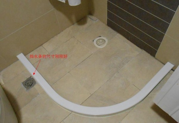 老板寄过来还是很快的，刚拿到我就拿来卫生间放着比对了一下，很匹配!