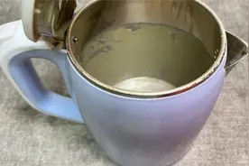 不管水壶水垢多厚,只需放一样东西,水垢哔哔掉下来,方法真棒图片