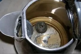 保洁阿姨告诉我:水壶里有水垢别乱清洗,教你绝招,水垢自动脱落图片