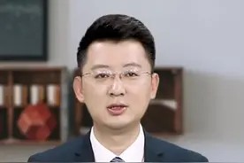 家里的热水壶底部总有一层水垢,影响水质还不卫生;教你一招轻松去除。图片