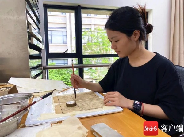 海南“95后”古籍修复师邱雪纯传承传统手艺，给古籍第二次“生命”