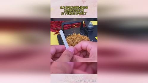 农村帅哥发明卷烟神器，没想到还挺好用，这下就能自己卷烟了