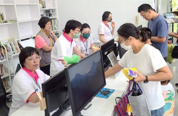 民眾8月31日前来上枫图书馆借书兑换二手衣。(市府提供／李京升台中传真)