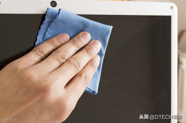 如何清理笔记本灰尘（笔记本显示器屏幕的清洁方法和步骤）-天天办公网