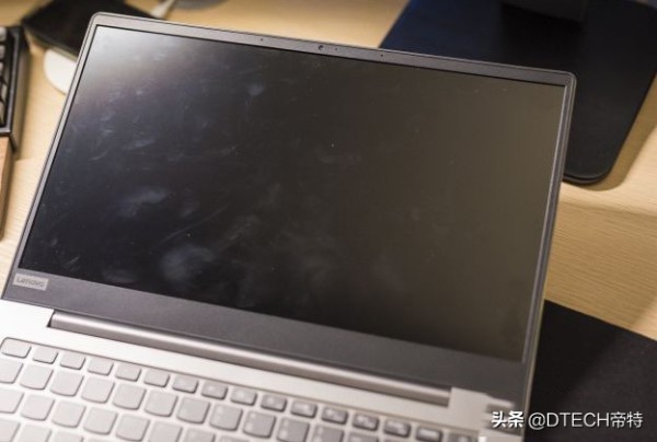 如何清理笔记本灰尘（笔记本显示器屏幕的清洁方法和步骤）-天天办公网