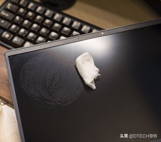 如何清理笔记本灰尘（笔记本显示器屏幕的清洁方法和步骤）-天天办公网