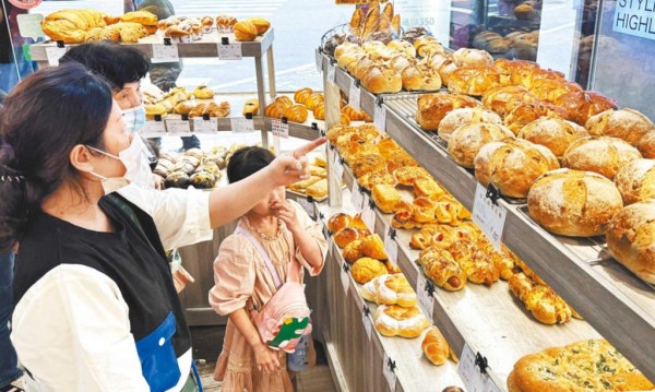 全麥麵包一定比較健康？專家表示，若是添加大量糖、油脂增加口感，其實也會增加身體負擔。（示意圖／報系資料照）