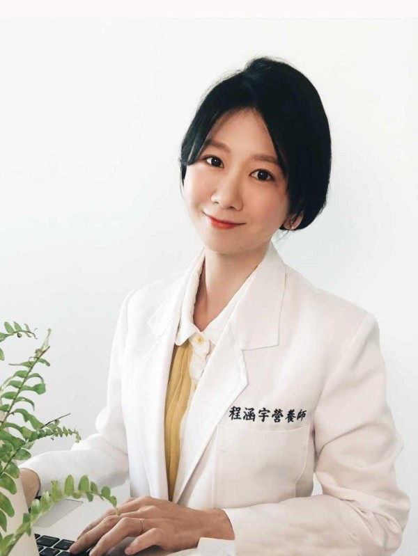 營養師程涵宇認為市售能量棒也有成分單純的品項，建議民眾購買前先看成分表。（圖／程涵宇提供）