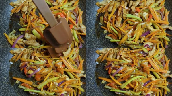 近距离，烹饪美味的墨西哥法吉达与肉和蔬菜在锅上煎。