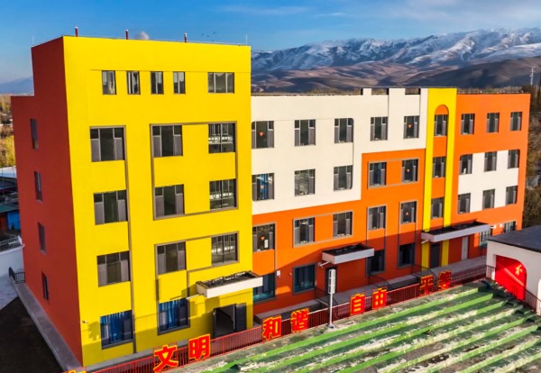 7.新源县今年还投入1106万元完建的第一中学宿舍楼。