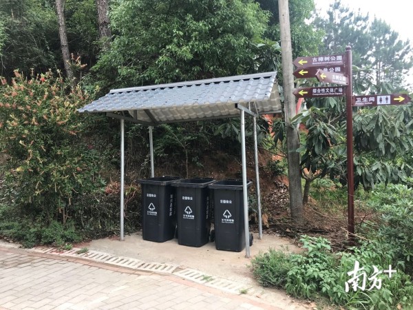 村里放置的垃圾桶