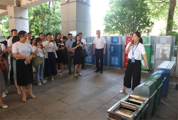 参观璧山区行政中心生活垃圾集中收集点。市机关事务管理局供图 华龙网发