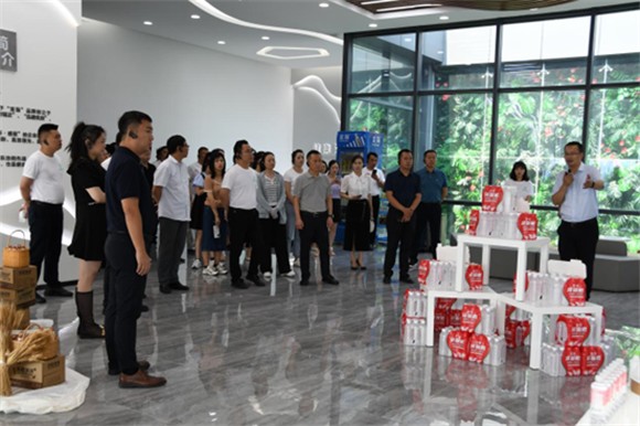 参观重庆品正食品有限公司。重庆市机关事务管理局供图 华龙网发