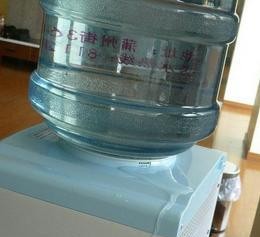 宿舍饮水机漏水的修理方法（快速解决宿舍饮水机漏水问题）