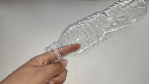 把瓶子套在手指上，这个妙用太神奇了，解决了30几年的困扰