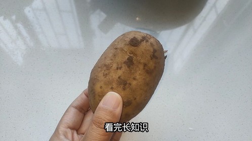 土豆去皮不用刀，只要一张纸就搞定，可以很多都不知道，涨知识