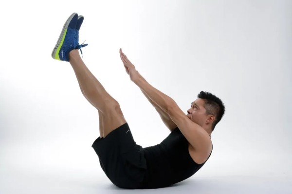 qué es pilates - hombre haciendo abdominales