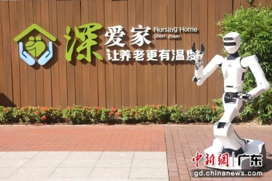 星尘智能AI机器人Astribot S1欢迎来者。主办方供图