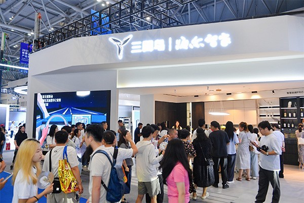 智博会现场的三翼鸟展台。三翼鸟供图